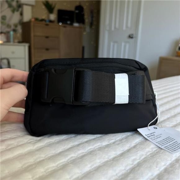 lululemon athletica Black Everywhere Belt Bag & NEW With Tags - Picture 2 of 12